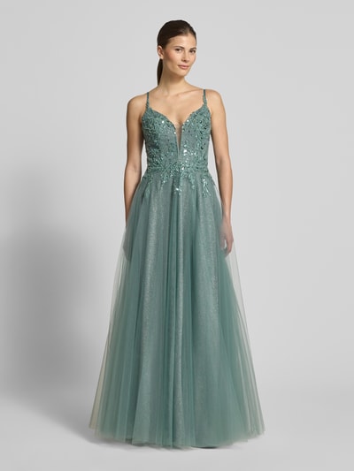 Modelka nosi Regular Fit Abendkleid mit floralem Ziersteinbesatz od Luxuar, błyszcząca siateczka, haft kwiatowy, sznurowane plecy, szerokość w rozmiarze 36: 35 cm, długość tyłu w rozmiarze 36: 144 cm, widok całej sylwetki z przodu