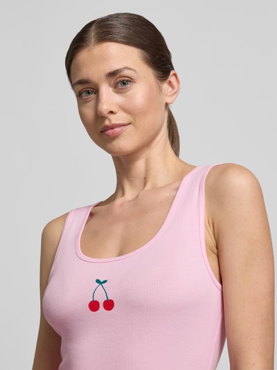 Frauenmodel trägt Slim Fit Top mit Logo-Print von GAP, rosa, Baumwoll-Mix, Rundhalsausschnitt, Nahaufnahme Oberkörper.