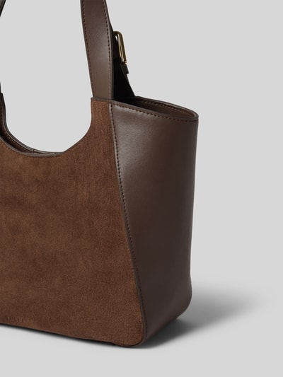 Produktfoto, Tote Bag aus echtem Kalbsleder Modell 'Dora' von FURLA in Braun, glatte und samtige Textur, sichtbarer Schulterriemen, Detailaufnahme. Breite: 35 cm, Länge: 24 cm, Tiefe: 10 cm, Länge Schulterriemen: 50 cm, Magnetverschluss, verstellbare Riemen.