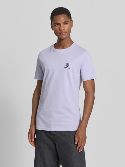 Männermodel trägt T-Shirt mit Stitching und Rundhalsausschnitt von Lindbergh in Helllila, Reine Baumwolle, Slim-Fit, Rückenlänge 71 cm, Ganzkörperansicht von vorne.