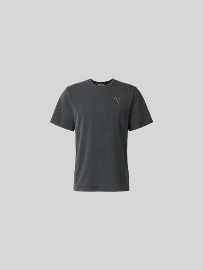 Produktfoto, T-Shirt mit floralem Stitching von Forét, Herren T-Shirt aus Reine Baumwolle, Regular-Fit, Rundhalsausschnitt, Kurzärmeliges Design, Rückenlänge 69 cm in Größe M, dunkler Grundton, feine Textur