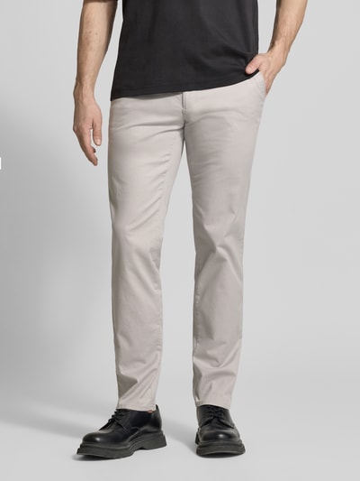 Mężczyznamodel nosi spodnie materiałowe Slim Fit Stoffhose mit Gesäßtaschen Modell 'Fabio' od BRAX, mieszanka bawełny, kieszenie z tyłu i wpuszczane, kieszonka na monety, zapięcie na guzik i zamek błyskawiczny, szerokość w rozmiarze 32/32: 44 cm, długość wewnętrzna nogawki: 81 cm, jasnoszary kolor, widok całej sylwetki z przodu
