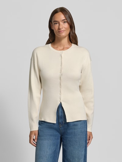 Vrouwenmodel draagt Strickjacke mit Rundhalsausschnitt van VERO MODA in effen lichtbeige, lange mouwen, viscosemix, voorkant gehele lichaamsaanzicht.