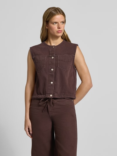 Modelka nosi Relaxed Fit kamizelkę z mieszanki bawełny i lyocellu od Marc O'Polo DENIM w kolorze brązowym, gładka faktura, widok z przodu, ujęcie górnej części ciała.
