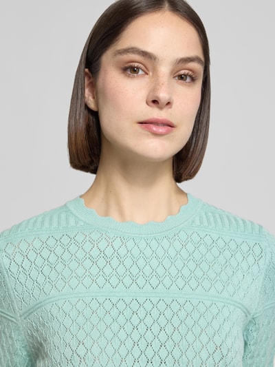 Frauenmodel trägt Strickpullover mit 1/2-Arm Modell 'MILOS' von Vila, Viskose-Mix, Regular-Fit, Rundhalsausschnitt, Nahaufnahme Oberkörper.