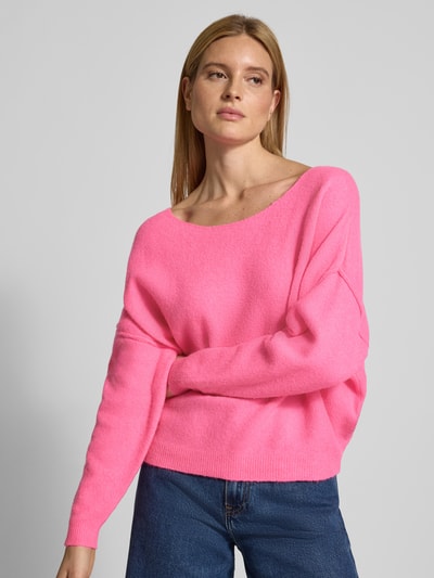 Modelka nosi Oversized Strickpullover mit U-Boot-Ausschnitt Modell 'DAMSVILLE' od American Vintage, różowy, mieszanka materiałów z wełną, dzianinowe ściągacze, długość pleców 48 cm, długość rękawa 44 cm; widok z przodu, zbliżenie na górną część ciała.