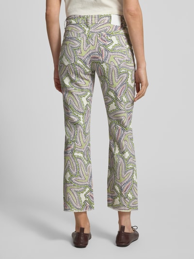 Frauenmodel trägt Flared Fit Jeans mit Allover-Paisley-Print von Marc Cain aus elastischem Baumwoll-Mix, 5-Pocket-Design, Rückansicht.