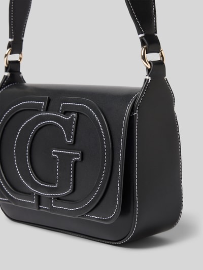 Produktfoto, Shoulder Bag mit Logo-Detail Modell 'Ruby' von GUESS, czarna torba na ramię z klapką, detal z logo, Szerokość w rozmiarze 1: 21 cm, Długość w rozmiarze 1: 14 cm, Głębokość w rozmiarze 1: 6 cm, długość paska na ramię: 58 cm