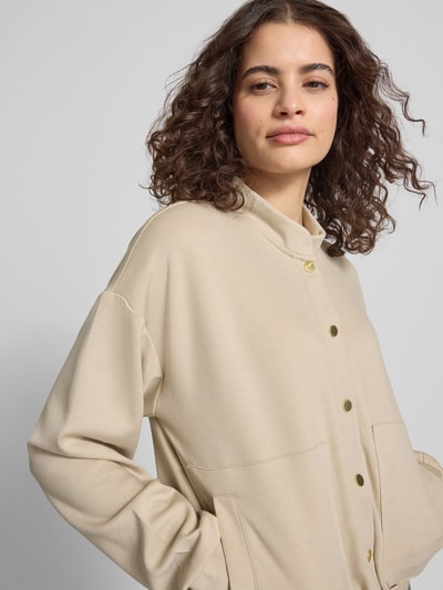 Frauenmodel trägt Regular Fit Bomberjacke mit Viskose-Anteil Modell 'TALIA' von Pieces, Optik: Unifarben, Materialverarbeitung: Sweat, Stehkragen, Druckknopfleiste, seitliche Eingrifftaschen, Langarm, Rumpfabschluss: elastisch, Nahaufnahme Oberkörper.