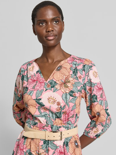 Frauenmodel trägt Midikleid aus Viskose-Baumwoll-Mix mit Gürtel von Zero, floraler Allover-Look, V-Ausschnitt, taillierter Schnitt, Nahaufnahme Oberkörper. Rückenlänge 126 cm, Brustweite 42 cm, Ärmellänge 46 cm.