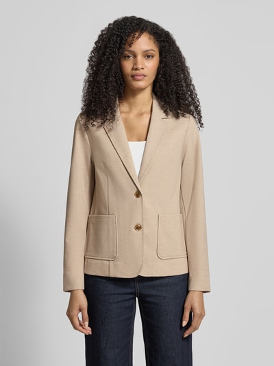 Frauenmodel trägt Regular Fit Blazer mit Viskose-Anteil Modell 'Vega Daisi' von MOS MOSH in Beige mit Reverskragen, aufgesetzten Taschen, 2-Knopfleiste, Ganzkörperansicht von vorne. Elastischer Material-Mix, Rückenlänge 60 cm, Brustweite 45 cm, Ärmellänge 63 cm, Damen Blazer.