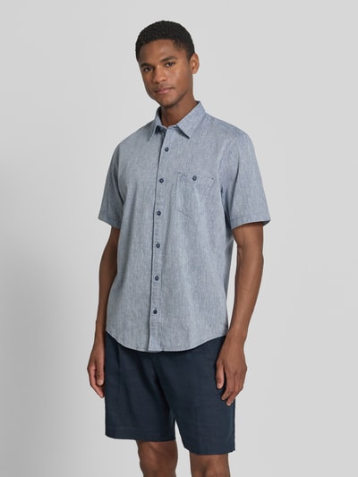 Männermodel trägt Regular Fit T-Shirt aus Baumwoll-Mix von Lerros, Herren T-Shirt mit Rundhalsausschnitt und Label-Detail, Ganzkörperansicht von vorne. Rückenlänge bei Größe M: 68 cm, Schulterbreite: 43 cm, Ärmellänge: 22 cm.