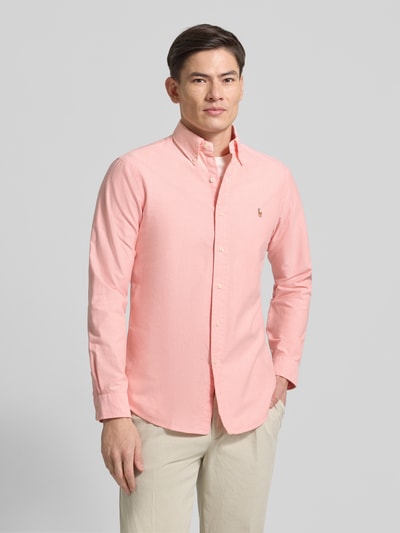 Männermodel trägt Freizeithemd mit Knopfleiste von Polo Ralph Lauren in Rosa, Reine Baumwolle, Regular-Fit, Button-Down-Kragen, Label-Stitching, Ganzkörperansicht von vorne. Rückenlänge 81 cm, Schulterbreite 45 cm, Ärmellänge 66 cm bei Größe M.