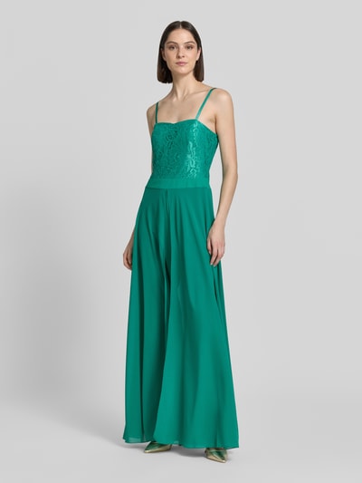 Frauenmodel trägt Jumpsuit mit Spitze und Spaghettiträgern von Rinascimento in Grün, taillierter Schnitt, verstellbare Träger, Ganzkörperansicht von vorne.