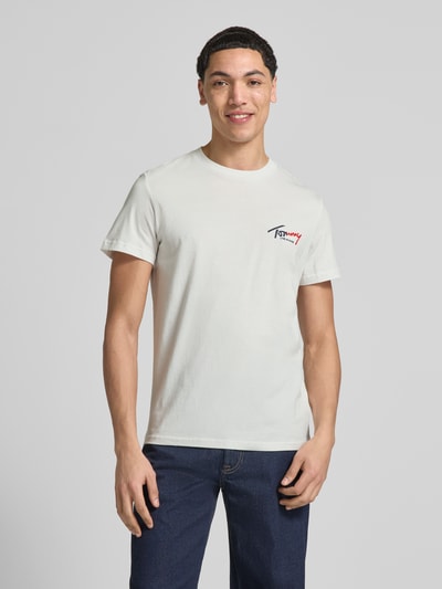 Männermodel trägt Slim Fit T-Shirt aus reiner Baumwolle von Tommy Jeans, Optik: Unifarben, Label-Print, Logo-Stitching, Rundhals, Kurzarm, Ganzkörperansicht von vorne.