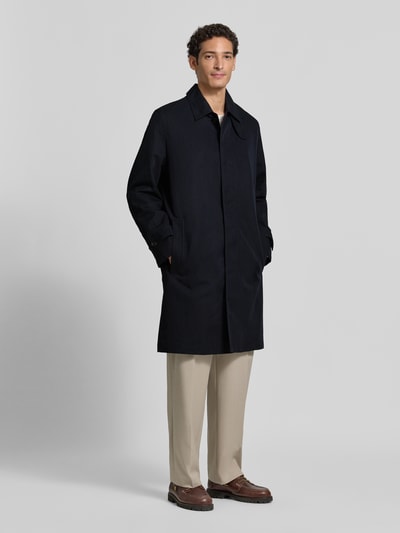 Männermodel trägt Regular Fit Mantel aus Baumwoll-Mix Modell 'Maver2631' von HUGO in Dunkelblau mit Umlegekragen, Ganzkörperansicht von vorne.