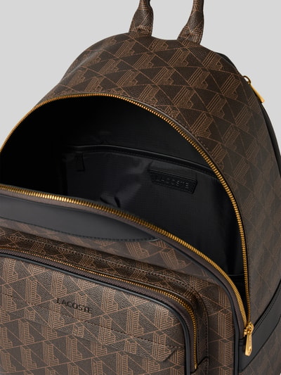 Produktfoto, Rucksack mit Logo-Prägung von Lacoste in Braun mit goldfarbenem Reißverschluss, strukturierte Oberfläche, Herren Rucksack von Lacoste