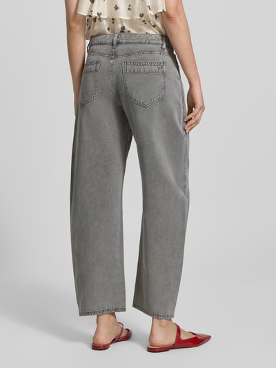 Frauenmodel trägt Barrel Fit Jeans aus Lyocell-Baumwoll-Mix von JAKE*S STUDIO WOMAN in Grau, weite Form, sichtbare Nähte, Ganzkörperansicht Rückansicht.