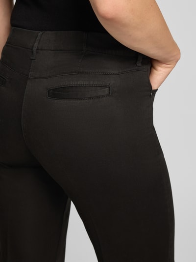 Frauenmodel trägt Super Slim Fit Schmale Hose aus Lyocell-Baumwoll-Mix Modell 'LORELLA' von Raphaela By Brax in dunklem Braun, Nahaufnahme Rückansicht, Damen Schmale Hose von Raphaela By Brax.