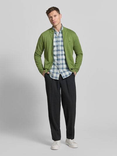 Männermodel trägt grüne Strickjacke mit Reißverschluss von Fynch-Hatton, Reine Baumwolle, Regular-Fit, Gerippte-Abschlüsse, Stehkragen, Eingrifftaschen, Label-Stitching, Rückenlänge 67 cm, Ärmellänge 69 cm, Ganzkörperansicht von vorne.