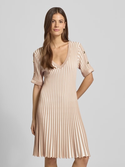 Frauenmodel trägt Minikleid mit gerippten Abschlüssen von LIU JO SPORT in Beige, Viskose-Mix, taillierter Schnitt, V-Ausschnitt, Ganzkörperansicht von vorne.