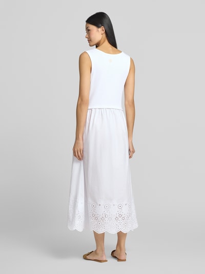 Modelka nosi 'Midikleid mit Lochstickerei' od Smith and Soul z bawełny, linia a, efekt 2 w 1, haft angielski, długość tyłu 122 cm, szerokość w rozmiarze S 36 cm, całkowity widok z tyłu.