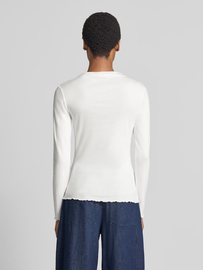 Frauenmodel trägt weißes Slim Fit Langarmshirt aus Modal-Baumwoll-Mix Modell 'Soninchen' von OPUS, sanfte Textur, Ganzkörperansicht Rückansicht.