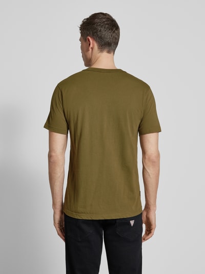 Männermodel trägt Regular Fit T-Shirt mit Logo-Print von PME Legend aus reiner Baumwolle in Olivgrün, Ganzkörperansicht Rückansicht.