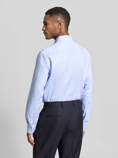 Männermodel trägt Slim Fit Freizeithemd aus reiner Baumwolle von BOSS in Hellblau, Popeline mit Allover-Muster, Ganzkörperansicht Rückansicht.