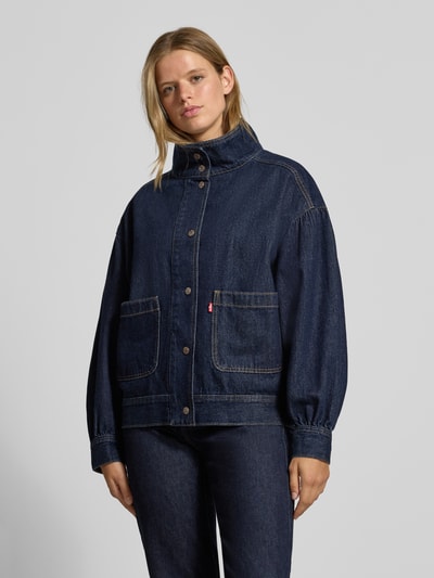 Frauenmodel trägt dunkelblaue Jeansjacke Modell 'T3 BLOUSON TRUCKER' von Levi's®, sichtbare Nähte und aufgesetzte Taschen, Ganzkörperansicht von vorne, Damen Jeansjacke von Levi's®.
