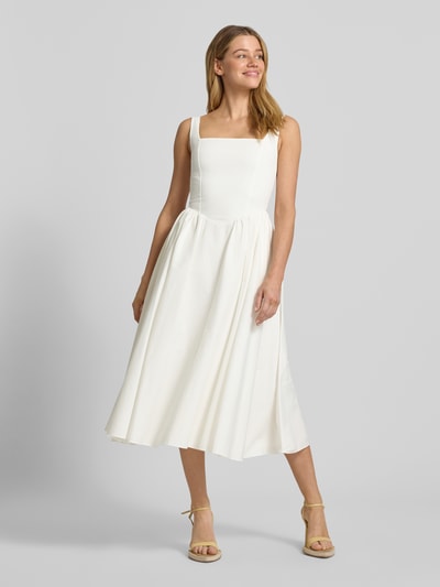 Frauenmodel trägt Cocktailkleid mit rückseitigem Reißverschluss von Jake*s Cocktail, Baumwoll-Mix mit Stretch-Anteil, A-Linie, Midikleid, Rückenlänge bei Größe 36: 123 cm, Brustweite bei Größe 36: 40 cm, einfarbig creme, sanfte Textur, Ganzkörperansicht von vorne.