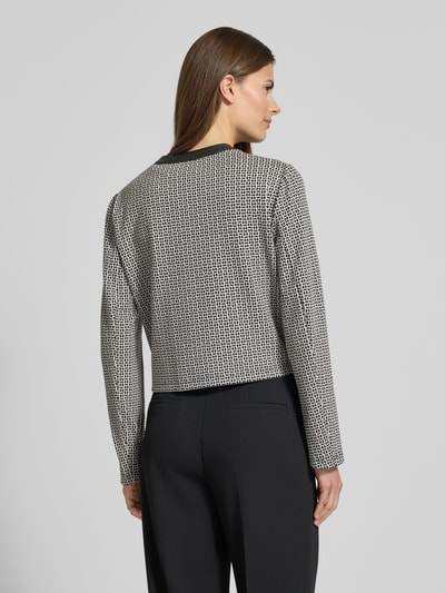 Frauenmodel trägt Blazer mit Rundhalsausschnitt von Betty Barclay, schwarz-weiß gemustert, Material-Mix, Ganzkörperansicht Rückansicht.