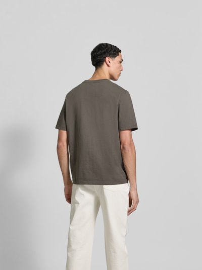 Männermodel trägt Regular Fit T-Shirt aus reiner Baumwolle von MAISON KITSUNÉ, Kurzarm, Rundhals, schlichte Struktur, Ganzkörperansicht Rückansicht.