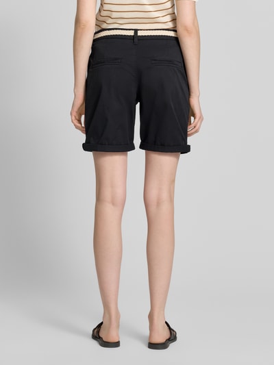 Frauenmodel trägt Regular Fit Bermudas aus Baumwoll-Mix von s.Oliver RED LABEL, unifarben schwarz, Twill-Textur, Ganzkörperansicht Rückansicht.