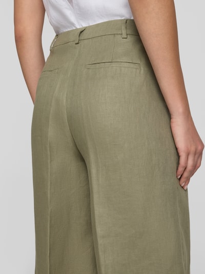 Frauenmodel trägt Straight Fit Bermuda mit Bundfalten von Christian Berg Woman Selection in Olive mit Gürtelschlaufen, Bügelfalten, Haken- und Reißverschluss, Absatzhöhe: 3 cm, Nahaufnahme Rückansicht.