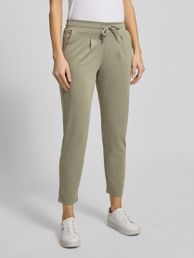 Frauenmodel trägt Slim Fit Stoffhose mit Viskose-Anteil Modell 'Rizet' von B.Young in hellem Grün, elastischer Bund, Ganzkörperansicht von vorne.