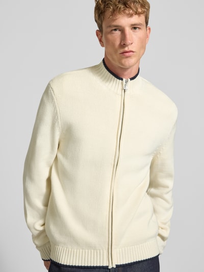 Männermodel trägt Strickjacke mit Reißverschluss Modell 'FREDERIKSBERG' von JACK & JONES, Baumwoll-Mix, Kontraststreifen, Nahaufnahme Oberkörper.