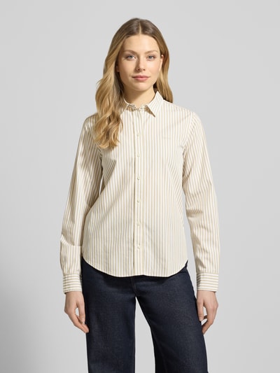 Frauenmodel trägt Regular Fit Bluse mit Streifenmuster und Label-Stitching von Gant, reine Baumwolle, Hemdblusenkragen, Ganzkörperansicht von vorne.