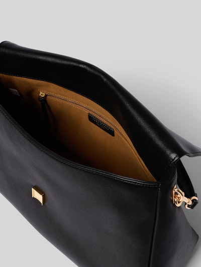 Produktfoto, Shoulder Bag mit Logo-Detail von Tory Burch in Schwarz mit Magnetverschluss, Hauptfach, Innenfach mit Reißverschluss, abnehmbarer Schulterriemen, Maße ca. 33 cm Breite, 23 cm Länge, 13 cm Tiefe, glatte Textur, goldfarbene Details, Innenfutter in Braun.