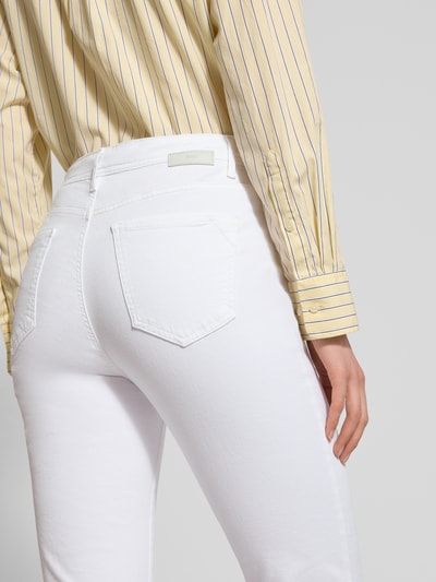 Frauenmodel trägt Slim Fit Jeans mit Knopfverschluss Modell 'Mary' von Brax in Weiß, 5-Pocket-Design, Detailaufnahme Rückansicht. Baumwoll-Elasthan-Mix, Bundweite 39 cm, Innenbeinlänge 80 cm.