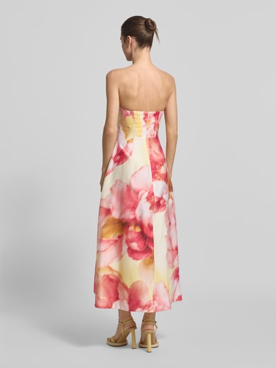 Frauenmodel trägt Cocktailkleid im Off-Shoulder-Look Modell 'Mirielle' von Forever New, florales Muster, A-Linie, Rückenansicht, Midikleid, Lyocell-Mix mit Leinen-Anteil. Ganzkörperansicht Rückansicht.