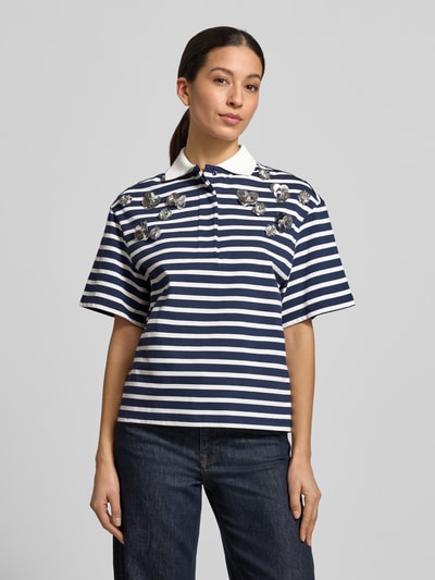 Frauenmodel trägt T-Shirt mit Polokragen von Rich & Royal aus reiner Baumwolle im Regular Fit, blau-weiß gestreift mit Zierbesatz, Ganzkörperansicht von vorne.