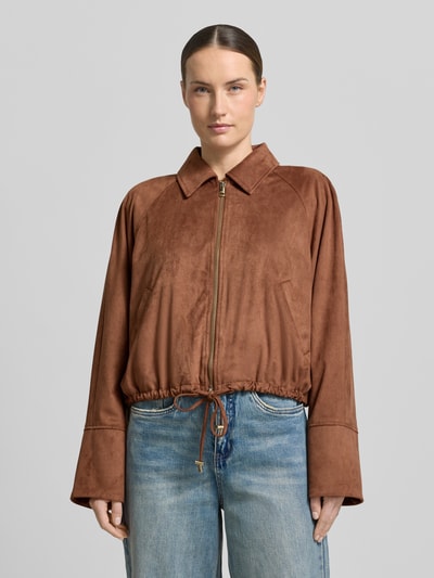 Vrouwenmodel draagt Jacke in Leder-Optik met Zweiwege-Reißverschluss van Liu Jo White in bruin, materiaalmix met stretch, regular fit, platte kraag, ruglengte 50 cm, schouderbreedte 45 cm, borstwijdte 62 cm, mouwlengte 64 cm. Ganzkörperaanzicht van voren.