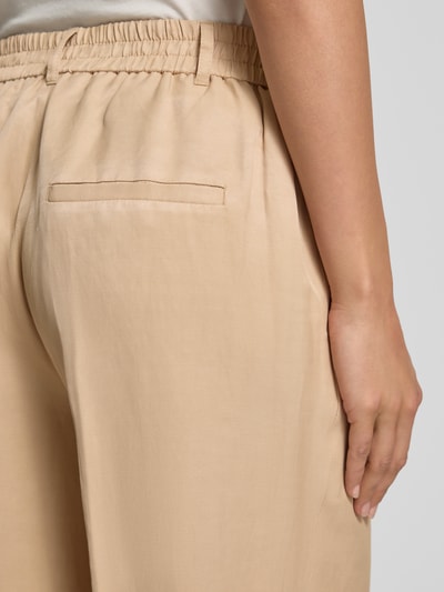 Frauenmodel trägt Weite Hose aus Viskose-Leinen-Mix von s.Oliver BLACK LABEL, Optik: Unifarben, seitliche Eingrifftaschen, Detailaufnahme Rückansicht.