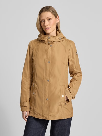 Vrouwenmodel draagt Regular Fit Jacke mit Logo-Print van Fuchs Schmitt in lichtbruin met opstaande kraag, capuchon en ritszakken, vooraanzicht, ruglengte 71 cm, schouderbreedte 40 cm, borstwijdte 51 cm, mouwlengte 66 cm.