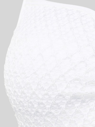 Frauenmodel trägt Bikini-Oberteil mit Applikation Modell 'TALEAH' von Marie Jo aus weißem Material-Mix mit Stretch-Anteil, Nahaufnahme Oberkörper.