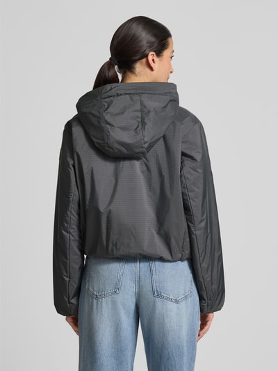 Männermodel trägt Jacke mit Reißverschlusstaschen Modell 'YADIRA' von FIRE + ICE, krój regular fit, kolor grafitowy, prosty fason, kaptur, widok całej sylwetki z tyłu