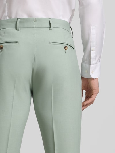 Männermodel trägt Slim Fit Anzughose mit Woll-Anteil Modell 'SLIM-NEIL' von SELECTED HOMME in Optik: Unifarben, Passform: Slim Fit, Gürtelschlaufen, Bügelfalten, Verschluss: Schiebehaken, Knopf und verdeckter Reißverschluss, seitliche Eingrifftaschen, Gesäßtaschen, Ganzkörperansicht Rückansicht.