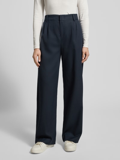 Vrouwenmodel draagt Hose mit Gesäßtaschen Modell 'JEALOUS' van Drykorn, donkerblauw, wijde pijpen, textielmix met viscose, detailopname vooraan.