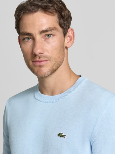 Männermodel trägt Regular Fit Pullover aus Baumwoll-Mix von Lacoste in Hellblau, feine Struktur, Nahaufnahme Oberkörper, Herren Pullover von Lacoste
